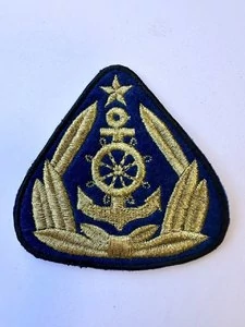 Кокарда яхтсмена в центре якорь с колесом машинная вышивка, цвет синий