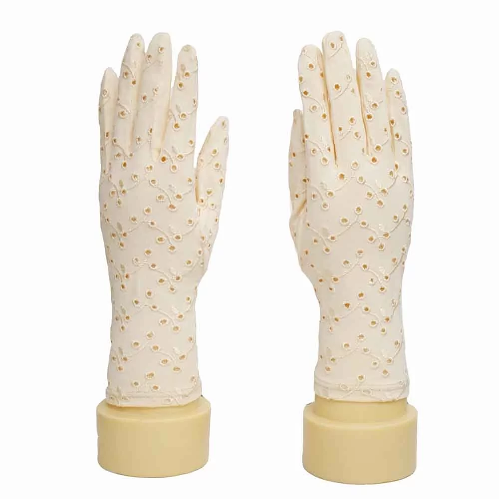 Женские перчатки ажурные с выбитыми листочками цвет белый
