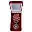 Сувенирная медаль Ветеран боевых действий" с мечами в бархатистом футляре