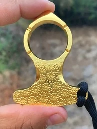Брелок для ключей золотистый металлический стиль "Томагавк Стеклобой" 6,7 см на 4,8 см