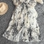 Платье шифоновое плиссированное с коротким рукавом цвет белый с серым орнаментом