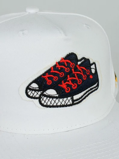 Бейсболка летняя с прямым козырьком Snapback с нашивкой Кеды цвет белый