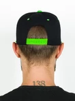 Бейсболка летняя с прямым козырьком Snapback цвет черный с зеленым козырьком