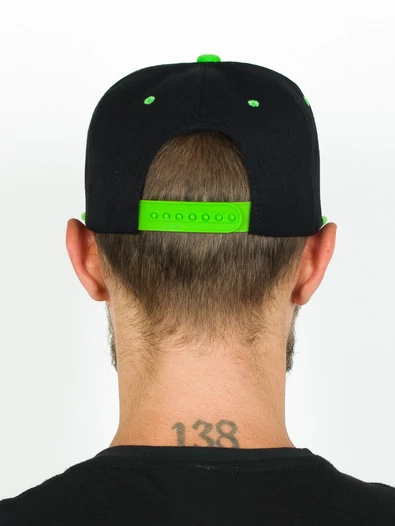 Бейсболка летняя с прямым козырьком Snapback цвет черный с зеленым козырьком