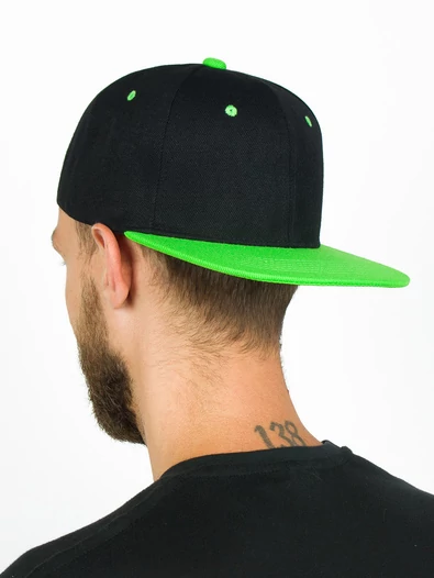 Бейсболка летняя с прямым козырьком Snapback цвет черный с зеленым козырьком