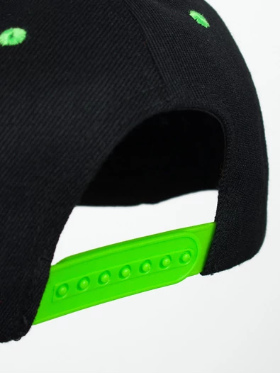 Бейсболка летняя с прямым козырьком Snapback цвет черный с зеленым козырьком